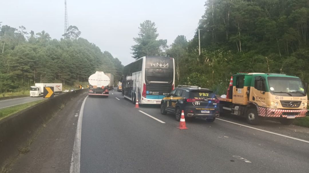 Sete pessoas ficam feridas e uma morre em colisão entre ônibus e caminhão na BR-116 no Paraná