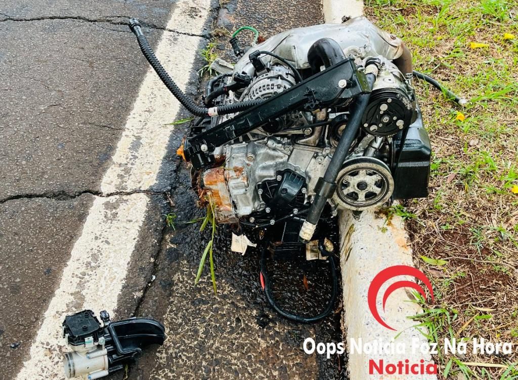 Motor é arrancado após carro atingir poste e causar destruição em avenida de Foz do Iguaçu
