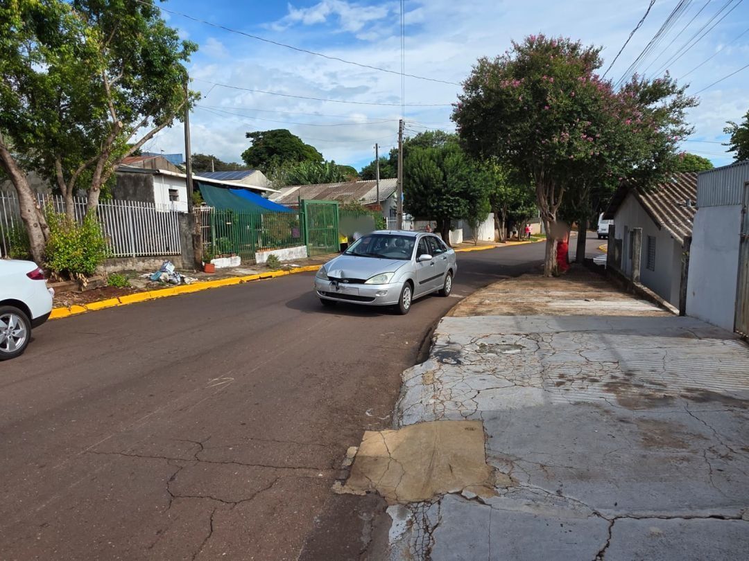 Motociclista de 24 anos fica ferido em acidente na Vila Paulista; população pede redutor de velocidade no local