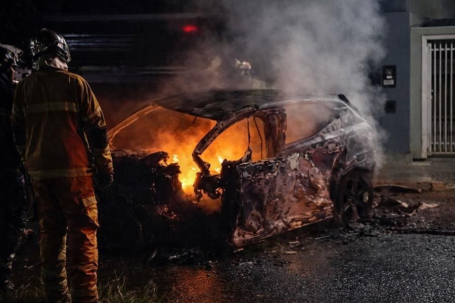 Jovem morre carbonizado bater carro contra árvore em Cascavel