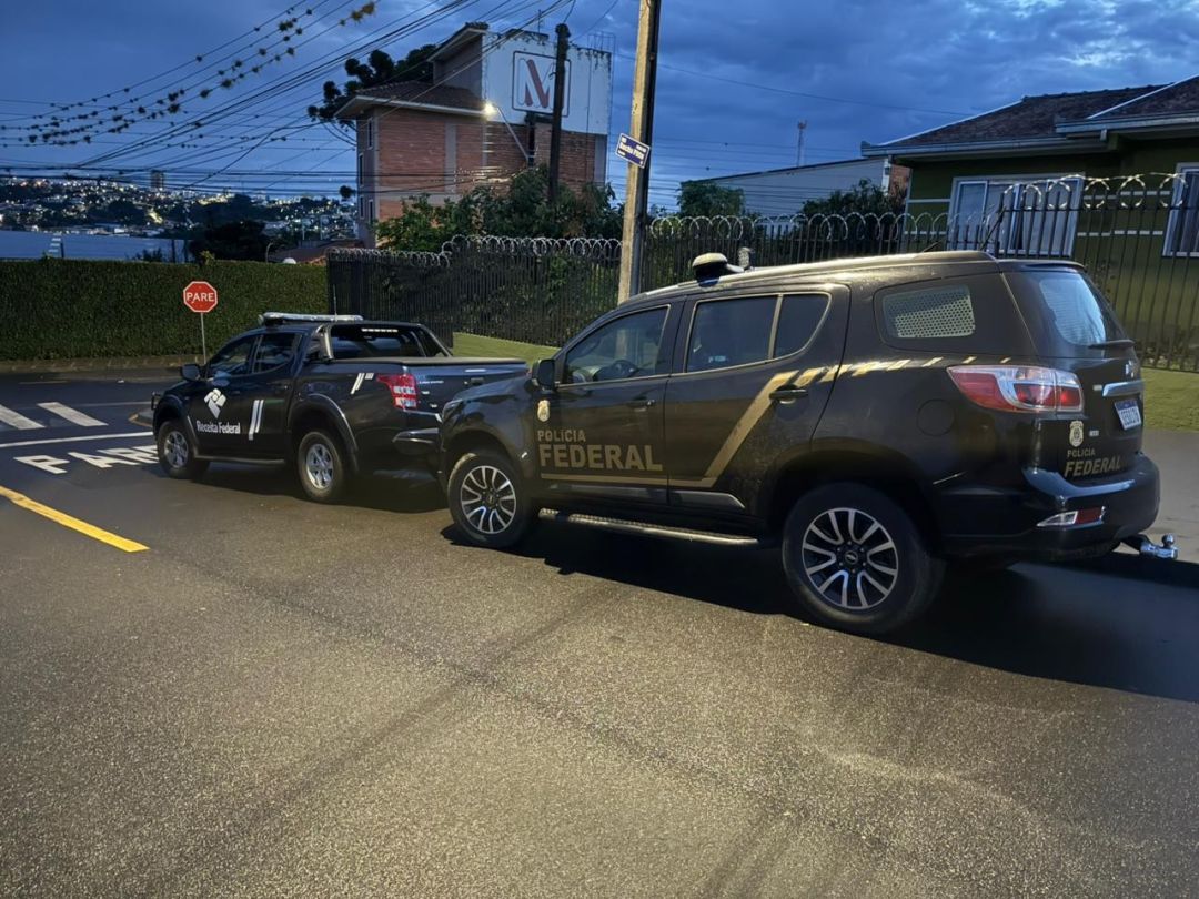 iPhones novos em lixeira no PR: terceirizados são suspeitos de desvios de mercadorias da Receita Federal