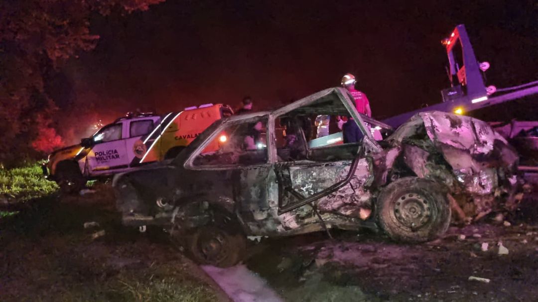 Carro pega fega após colisão com viatura da PM em Cascavel