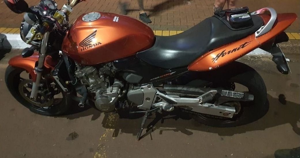 Condutora sem habilitação é flagrada fazendo manobras perigosas e tem moto apreendida em Toledo