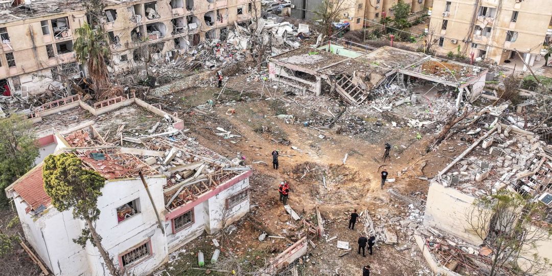 Ataques iranianos com mísseis atingem cidades israelenses no deserto