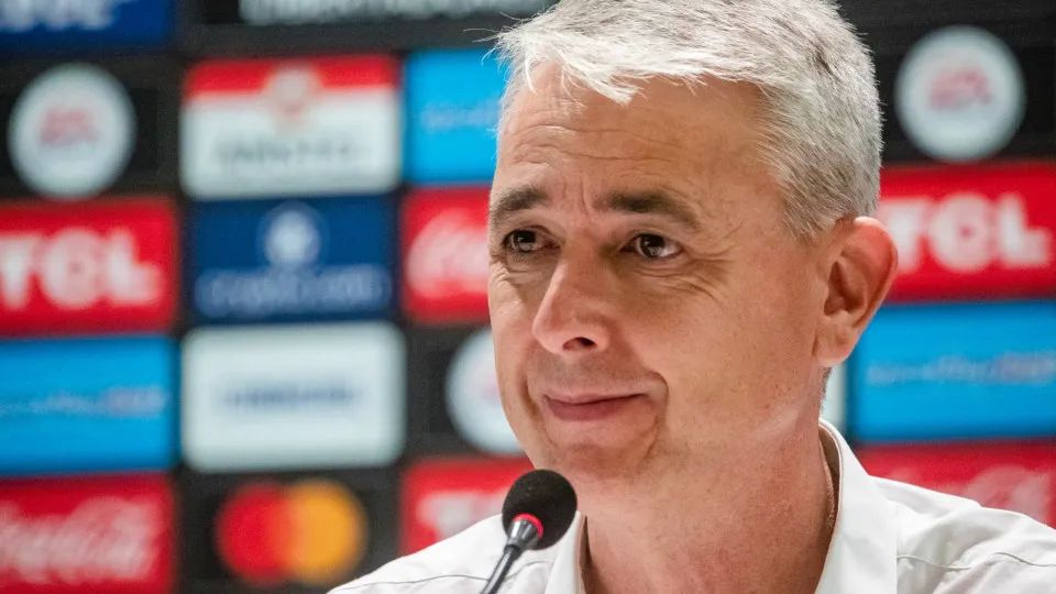 Tiago Nunes leva filho com Síndrome de Down a coletiva de imprensa no Equador