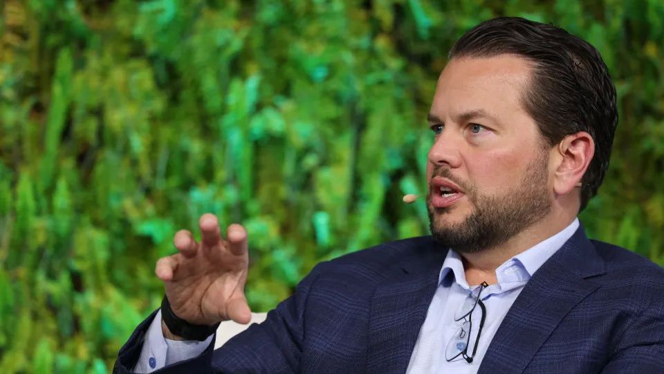 Líder do Pinterest defende proibição de adolescentes das redes sociais