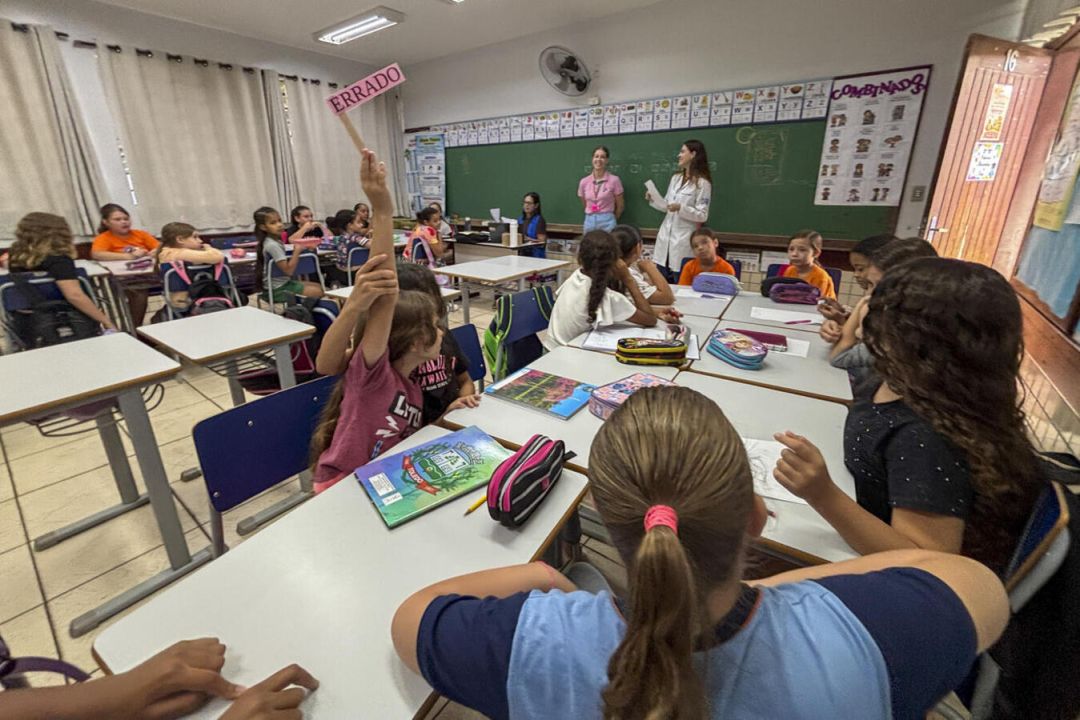Alunos do 5º ano recebem orientações de equipe de saúde sobre higiene pessoal