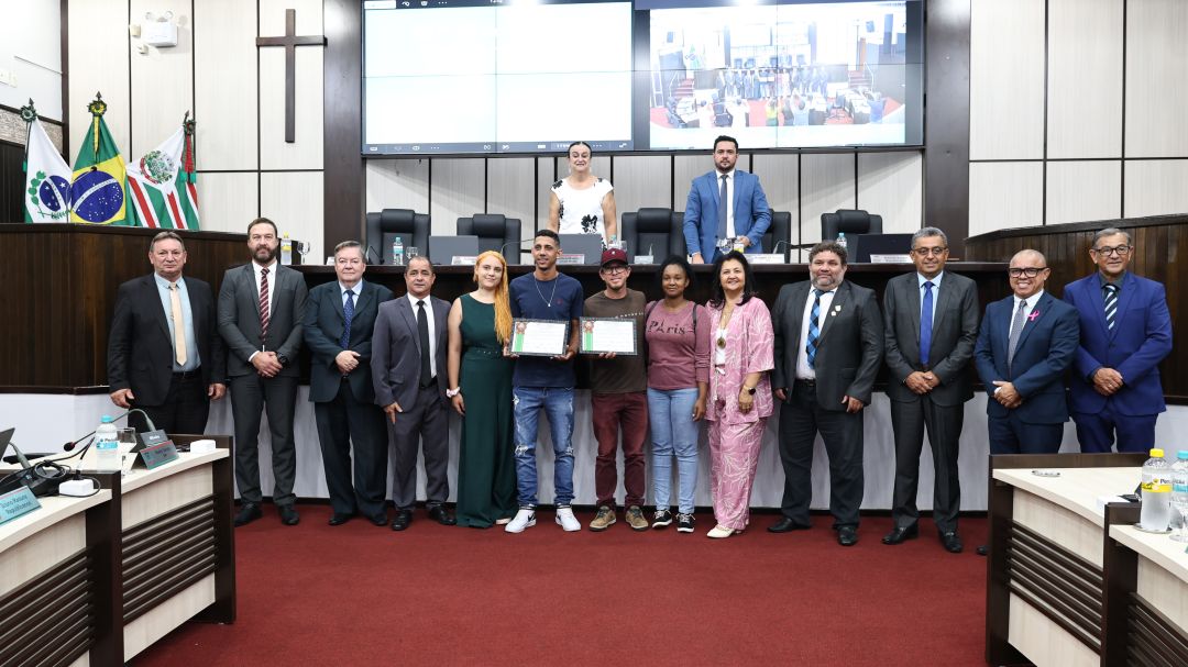 Homens que resgataram vítimas de acidente no Rio Toledo recebem Moção de Aplausos na Câmara