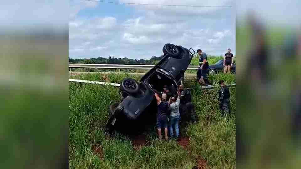 Viatura da Guarda Municipal capota durante deslocamento para ocorrência em Foz do Iguaçu