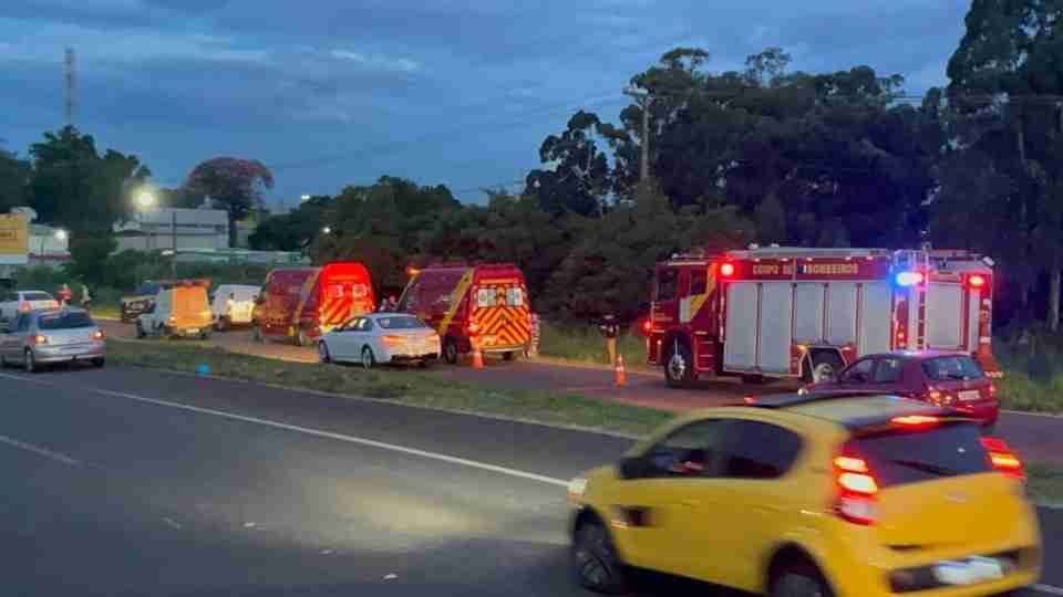 Dois ficam feridos em batida entre moto e Fiorino na marginal da BR-467 em Cascavel