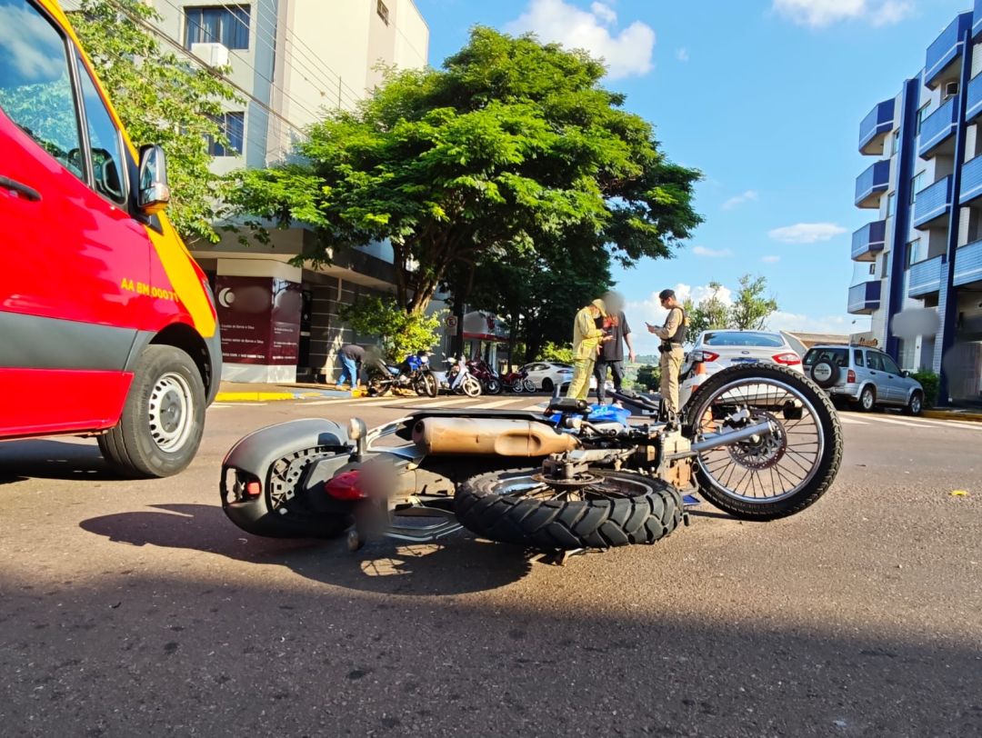 Colisão entre carro e moto deixa homem ferido no Centro de Toledo