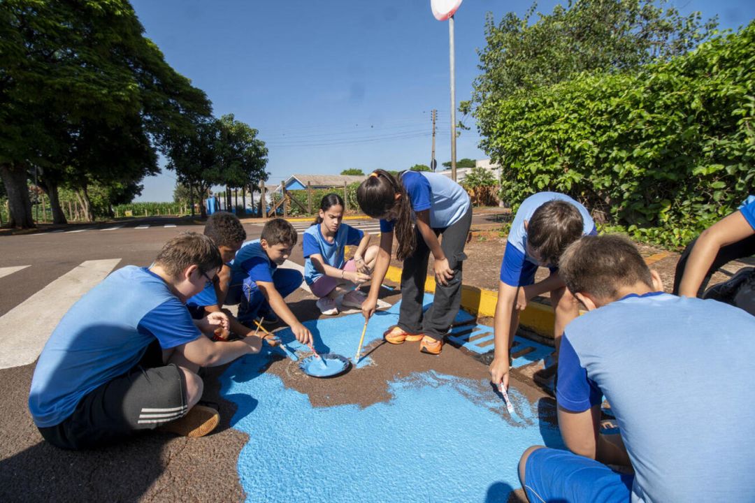 Campanha conscientiza alunos sobre poluição e cuidado de rios por meio da arte