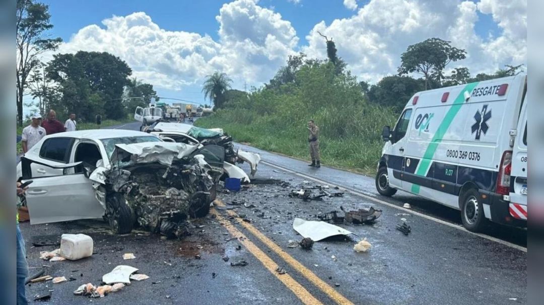 Colisão frontal na BR-376 tira a vida de jovem de 21 e homem de 49 anos