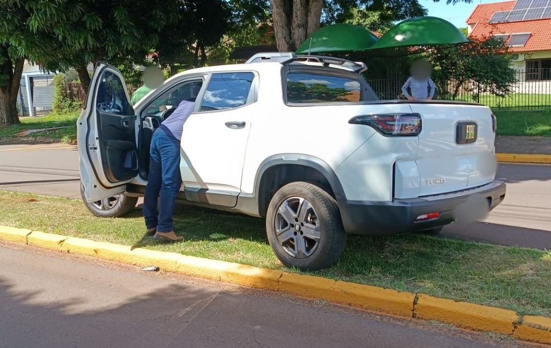 Fiat Toro vai parar sobre canteiro central após acidente no Jardim Porto Alegre