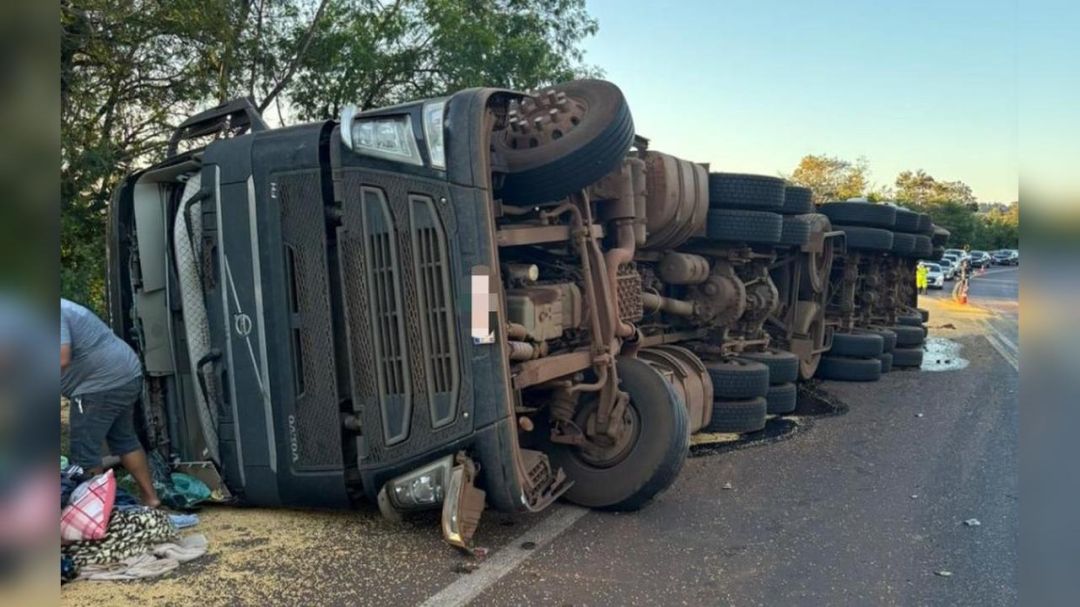 Carreta carregada com soja tomba na BR-163 e deixa motorista ferido