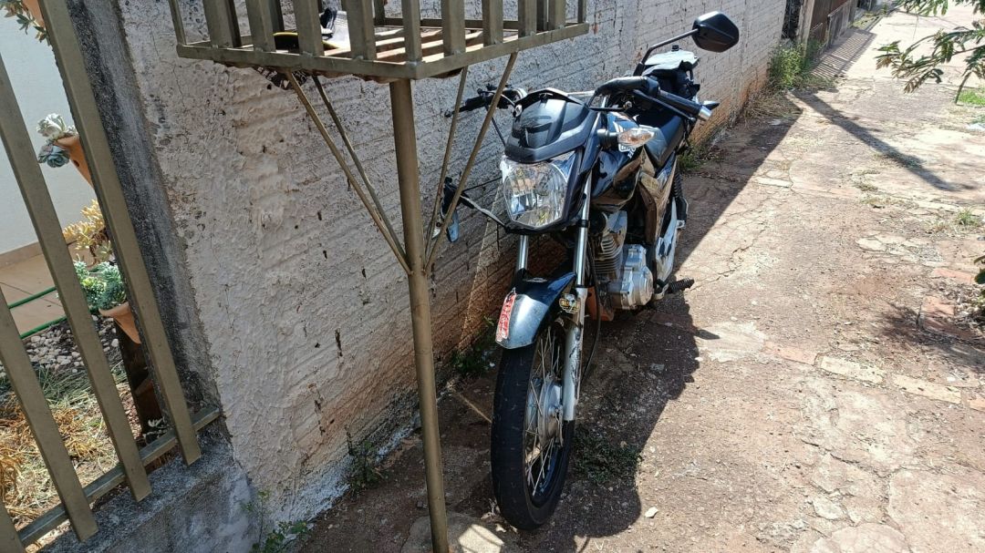 Colisão entre utilitário e motocicleta deixa jovem ferido em Toledo