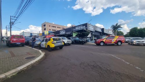 Pai e filho são assassinados dentro de loja de veículos em Cascavel