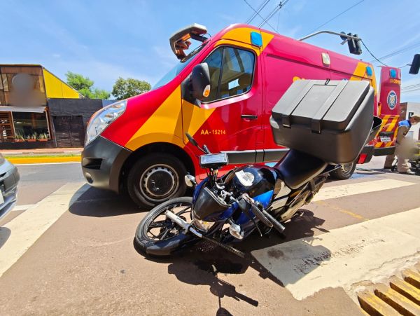 Motociclista de 26 anos fica ferido após colisão traseira no cruzamento da 1º de Maio com a Piratini