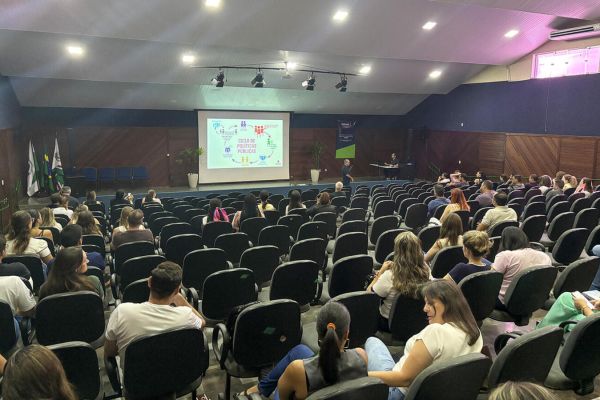 Ouvidor-geral da Prefeitura de Maringá palestra para servidores municipais