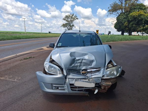 Três pessoas ficam feridas após colisão no trevo de acesso a Vila Nova, em Toledo