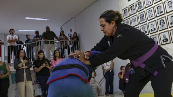 Atividade na Câmara de Toledo prepara mulheres para autodefesa em situações de risco