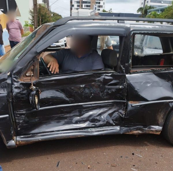 Motorista fica preso nas ferragens após acidente entre três veículos no Centro de Toledo