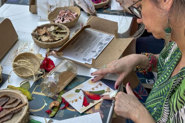 Oficina de cartões artesanais marca Dia das Mulheres em Toledo