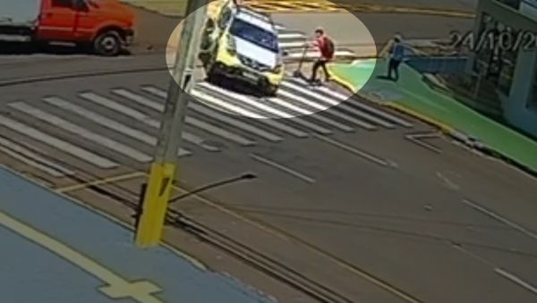 Imagens mostram momento do acidente com viatura da PM que deixou adolescente gravemente ferido em Toledo