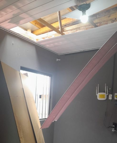 Homem anda sobre telhados, rompe forro de casa e é preso em Toledo