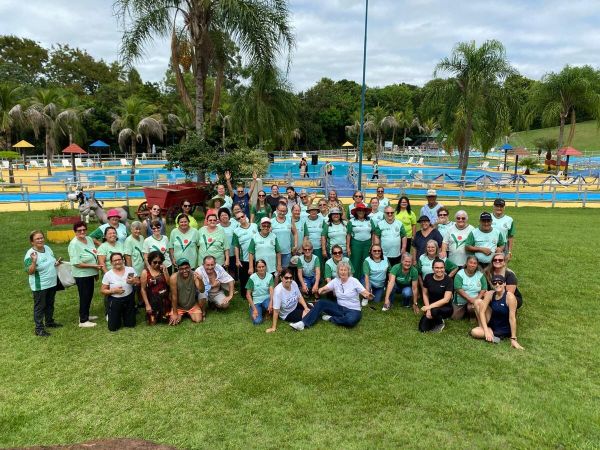 Parque das Águas de Toledo recebe visita de idosos de Ibema