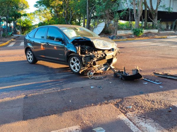 Forte batida entre dois carros é registrada no cruzamento das ruas Piratini e Doutor Flores, em Toledo