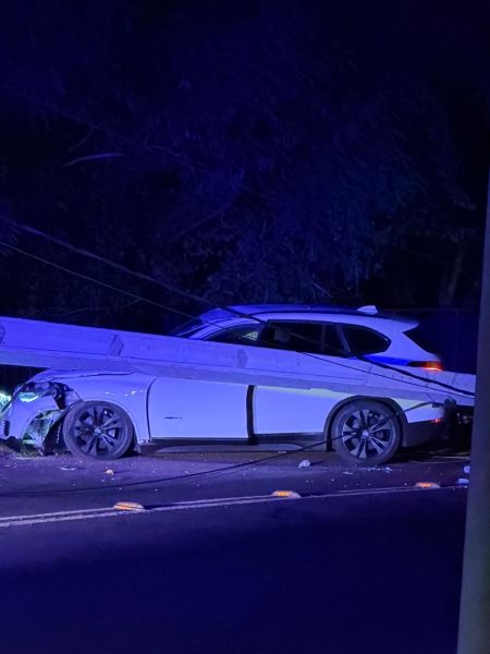 BMW colide contra poste e derruba estrutura no Jardim Concórdia, em Toledo