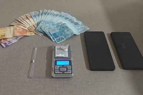 Homem admite uso de cocaína após ser abordado dirigindo em zigue-zague em Toledo