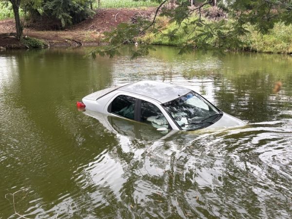 Perseguição termina com carro carregado de agrotóxicos dentro de açude em Mercedes