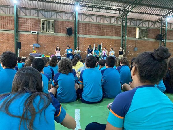 Programa 'Ler é legal' leva contação de histórias e incentivo à leitura para alunos da Escola Municipal Amélio Dal Bosco