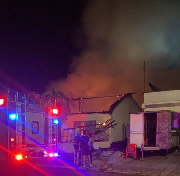 Incêndio destrói casa no Jardim Porto Alegre e família faz vaquinha para recomeçar