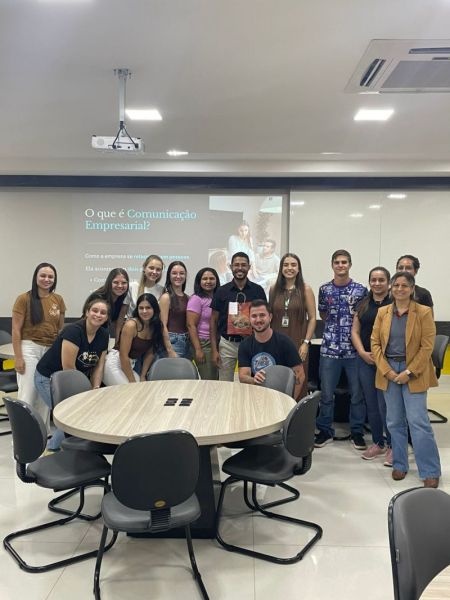 Acadêmicos de Administração e Ciências Contábeis recebem profissional do Sicoob Meridional em palestra sobre comunicação empresarial