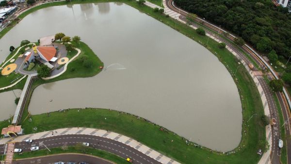 Abraço no Lago reúne centenas de pessoas e marca lançamento do Projeto Rio Com Vida em Toledo