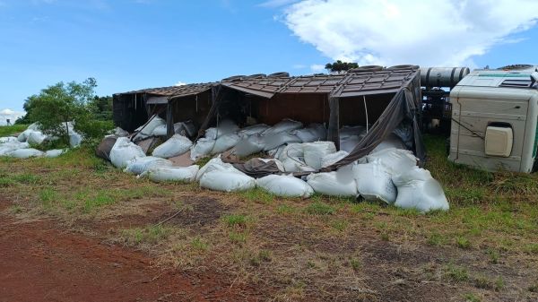 Bitrem com 50 toneladas de fertilizante tomba na BR-163 e deixa motorista ferido