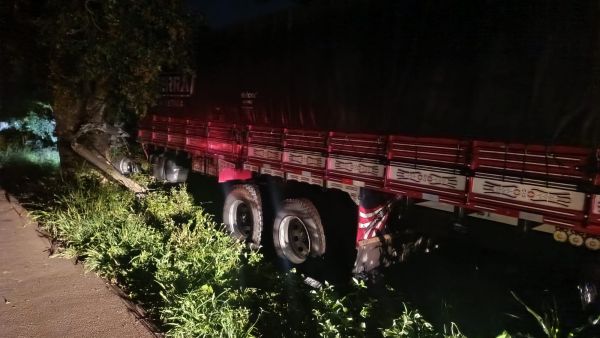 Caminhão com 250 mil maços de cigarros contrabandeados colide contra poste após fuga em Toledo