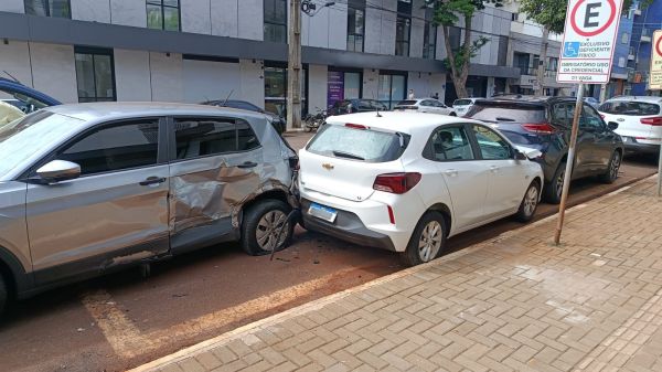 Acidente no Centro de Toledo envolve quatro veículos