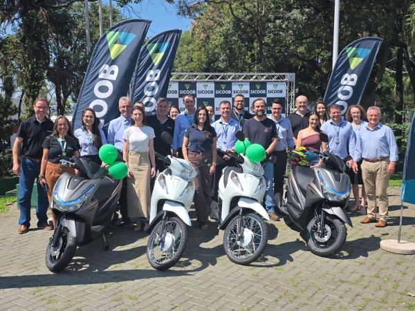 Sicoob entrega motos a cooperados sorteados na pré-assembleia em Toledo