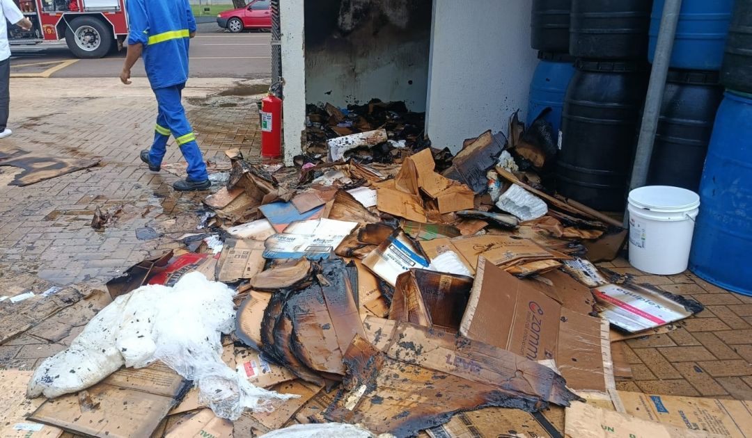 Incêndio em depósito de recicláveis mobiliza Bombeiros no Centro de Toledo