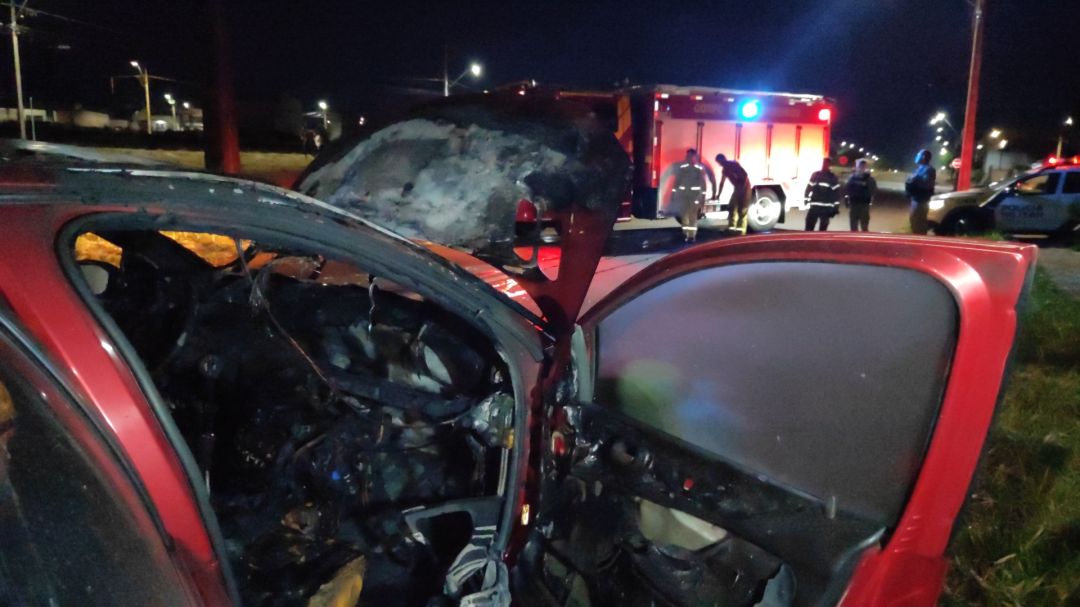 Peugeot 206 é consumido por incêndio em Cascavel; família escapa ilesa