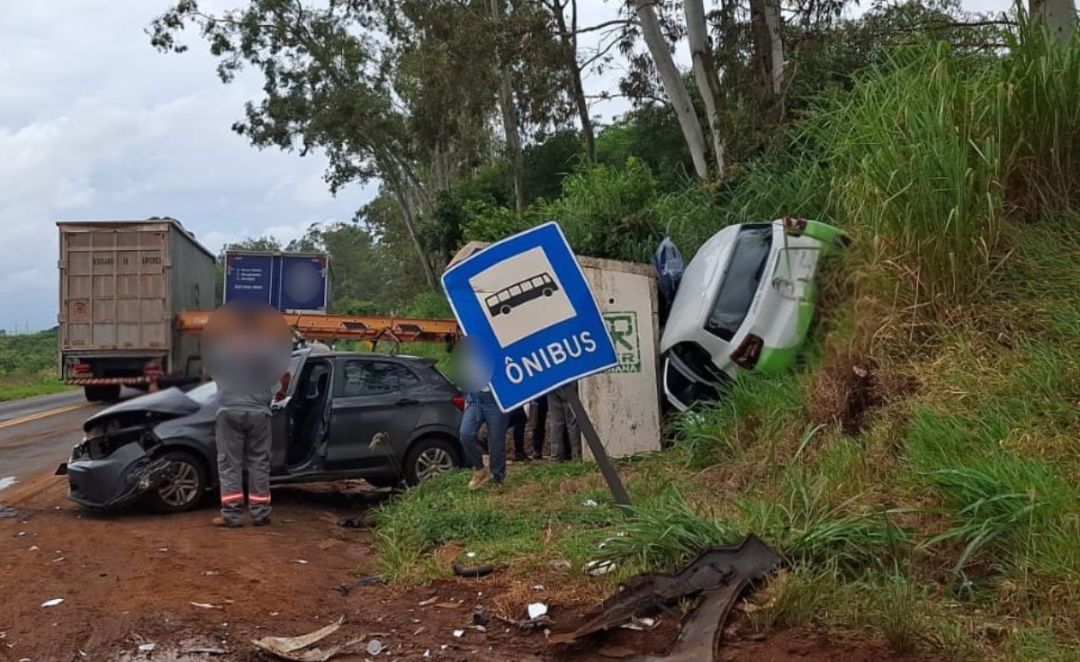 Paciente morre após batida que fez carro de Secretaria de Saúde ficar 'preso' entre ponto de ônibus e barranco, no Paraná