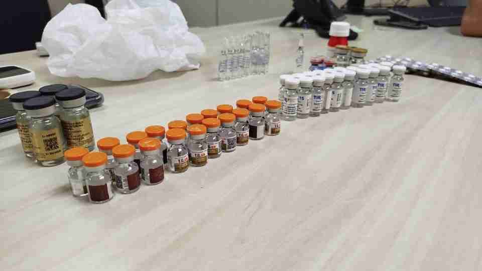 Dupla é presa com anabolizantes e medicamentos escondidos no corpo na BR-369