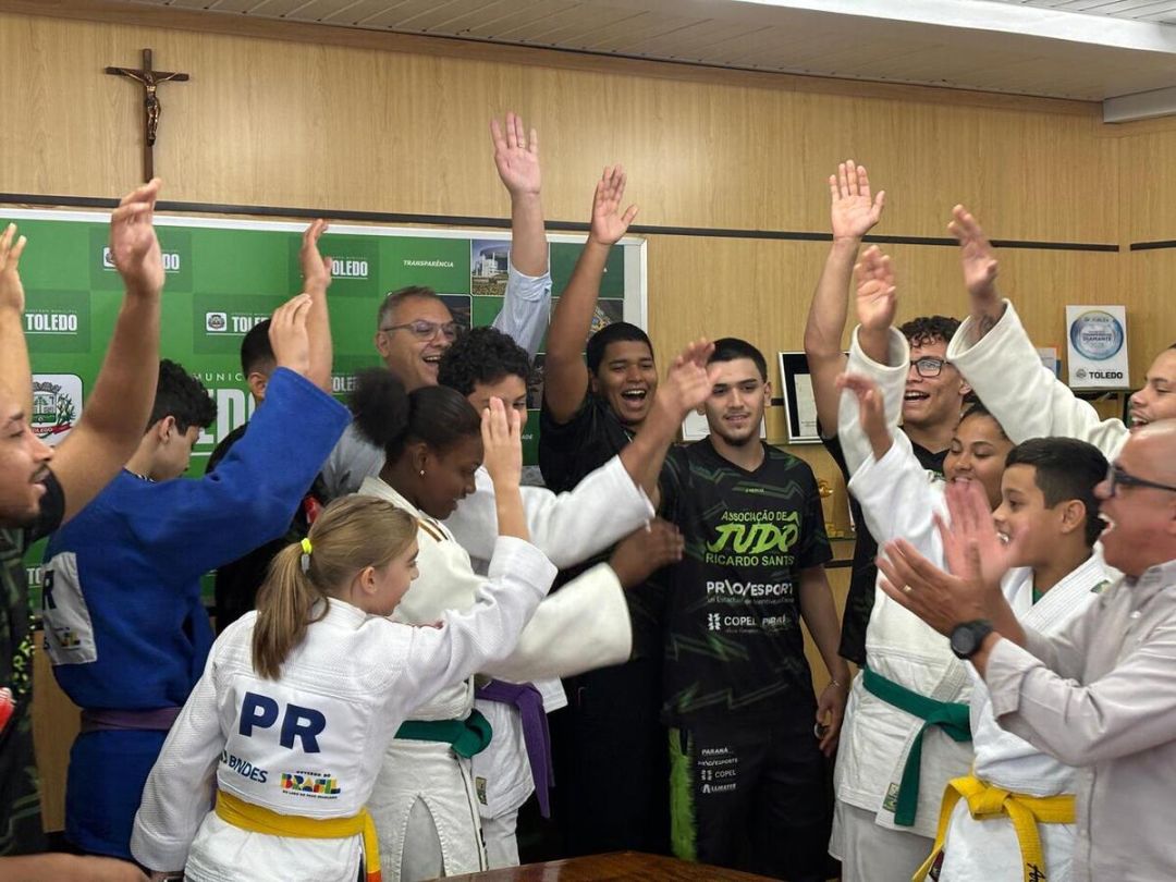 Atletas do judô apresentam conquistas e agradecem apoio em visita à Prefeitura