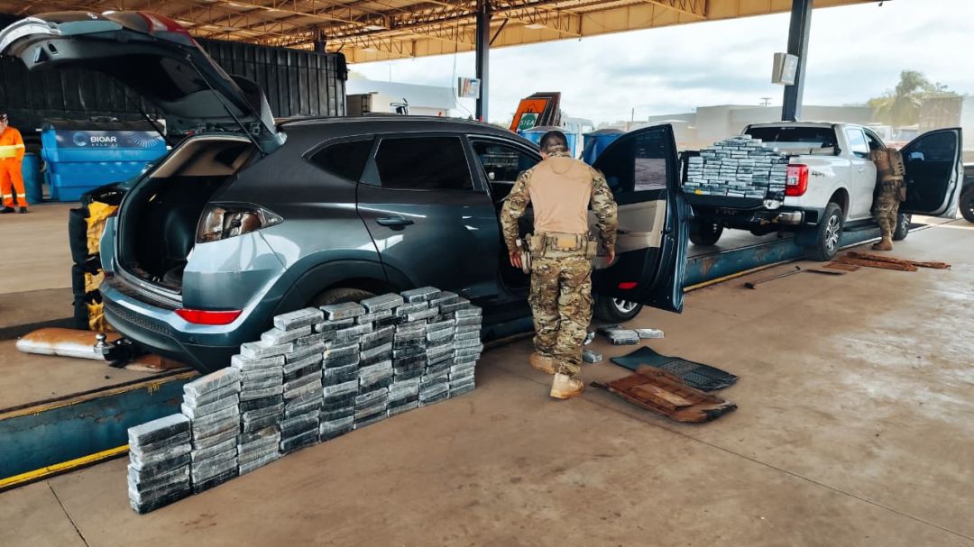 PRF apreende dois carros carregados com drogas na BR-277 em Cascavel
