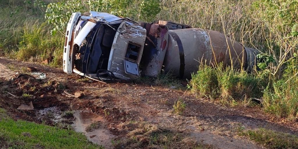 Caminhão betoneira capota em rodoviada região e motorista fica preso na cabine