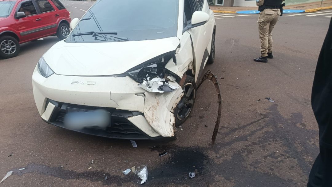 Batida entre BYD Dolphin e Ford Fiesta é registrada na região central de Toledo